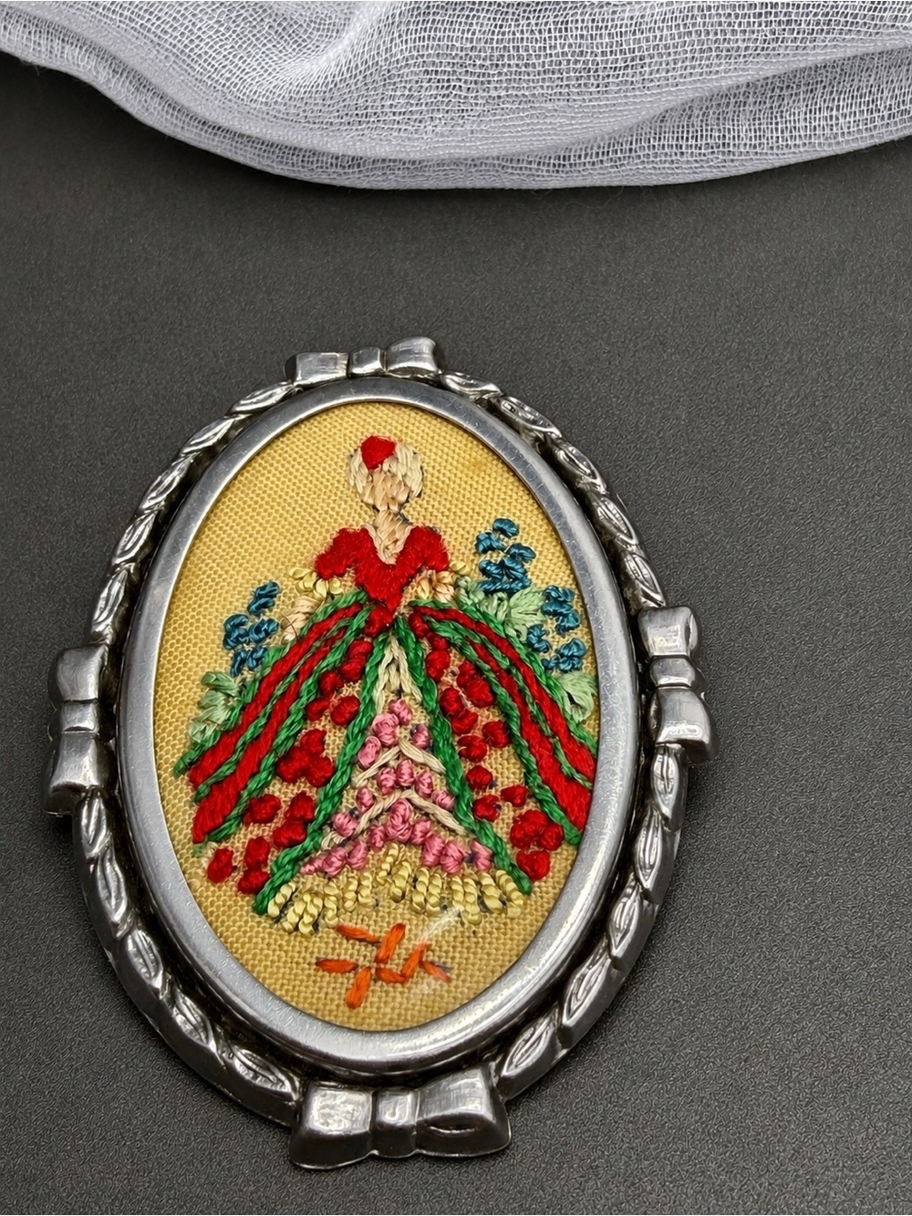 Vintage Embroidered Victorian Lady Brooch #cz149 - Picture 1 of 4